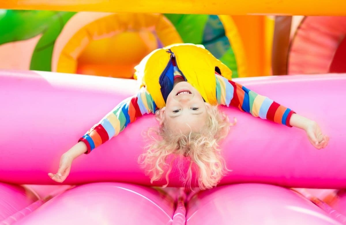 Sauter rebondir et s'amuser : le château gonflable est l'attraction préférée des enfants