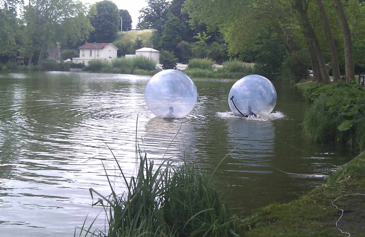 Waterball : une activité aquatique sur l'eau